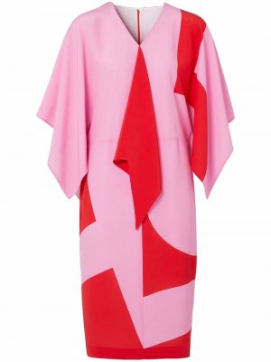 Платье с геометричным принтом и рукавами-кейп Burberry. Цвет: розовый