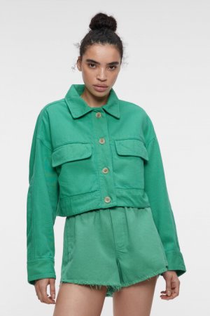 Куртка джинсовая укороченная с нагрудными карманами befree. Цвет: зеленый