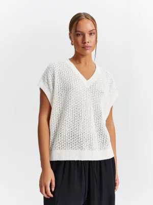 Пуловер ажурной вязки LALIS. Цвет: белый