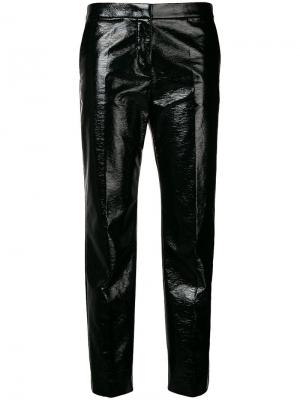 Укороченные брюки с влажным эффектом Mantu. Цвет: черный