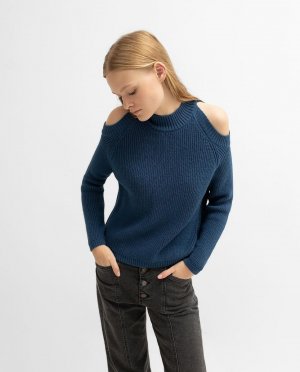 Женский свитер с открытыми плечами и круглым вырезом , синий Noon. Цвет: синий