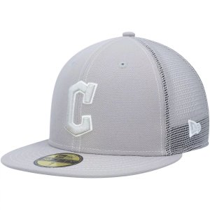 Мужская серая кепка New Era Cleveland Guardians 2023 для тренировки мяча на поле 59FIFTY Облегающая шляпа