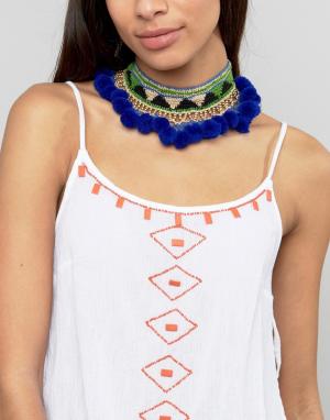 Ожерелье-чокер с помпонами и вышивкой Glamorous. Цвет: синий