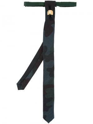 Узкий галстук с металлическим кольцом Cor Sine Labe Doli. Цвет: зеленый