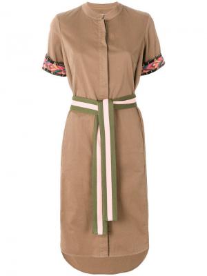 Платье-рубашка с вышивкой на рукавах и поясом Bazar Deluxe. Цвет: коричневый