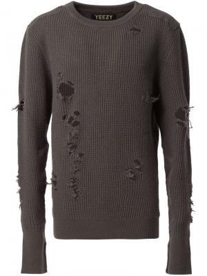 Трикотажный свитер с дырявыми деталями Yeezy. Цвет: серый