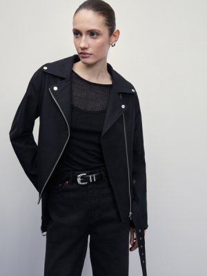 Куртка-косуха из плотной ткани Zarina. Цвет: черный