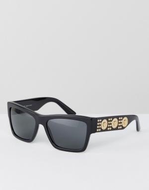 Солнцезащитные очки в квадратной оправе с заклепками по бокам Versace. Цвет: черный
