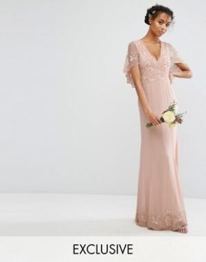 Платье макси с кейпом, отделкой и рельефным краем Amelia Rose. Цвет: розовый