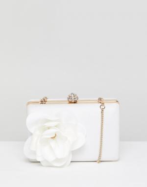 Атласный клатч с цветочной отделкой Bridal Forever New. Цвет: белый