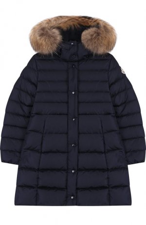 Пуховое пальто на молнии с капюшоном и меховой отделкой Moncler Enfant. Цвет: синий