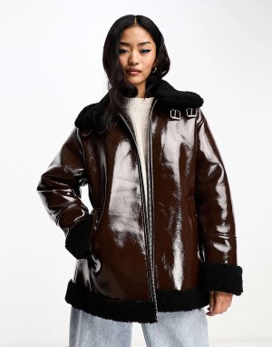 Удлиненная куртка-авиатор из патента с отделкой борг шоколадно-коричневого цвета Urbancode. Цвет: коричневый