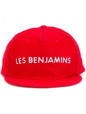 Кепка с вышитым логотипом Les Benjamins. Цвет: красный