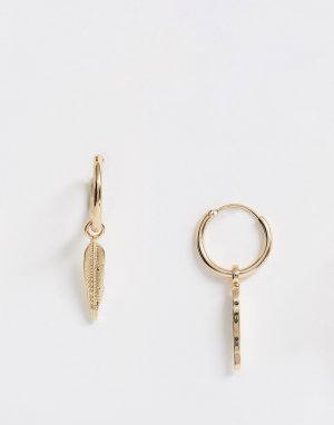 Золотистые серьги с подвеской в виде пера Chained & Able. Цвет: золотой