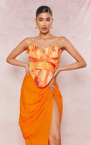 Оранжевый корсет с плиссированной драпировкой и цветочным принтом PrettyLittleThing