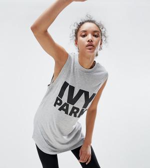 Серая обтягивающая футболка с логотипом Ivy Park. Цвет: серый