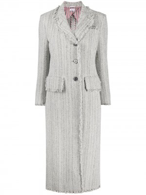 Твидовое пальто с широкими лацканами и бахромой Thom Browne. Цвет: серый