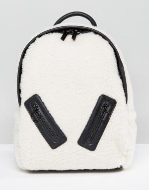Рюкзак из искусственной овечьей шерсти с молнией Skinnydip. Цвет: кремовый