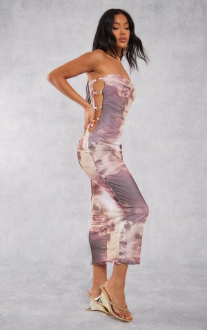 Коричневое платье-бандо миди на сетчатой ​​подкладке с газетным принтом PrettyLittleThing
