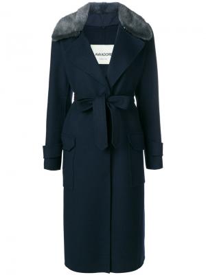 Пальто с поясом и норковым мехом Ava Adore. Цвет: синий