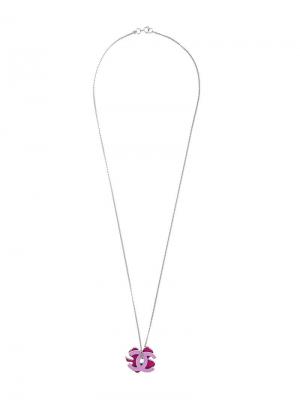 Колье с кулоном-логотипом Chanel Vintage. Цвет: розовый и фиолетовый