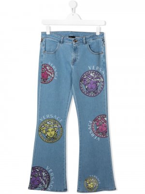 Расклешенные джинсы с принтом Medusa Versace Kids. Цвет: синий