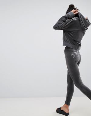Велюровые спортивные штаны с принтом в готическом стиле Juicy Couture. Цвет: серый