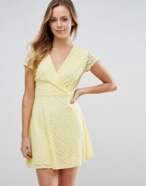 Короткое приталенное платье Wal G. Цвет: желтый