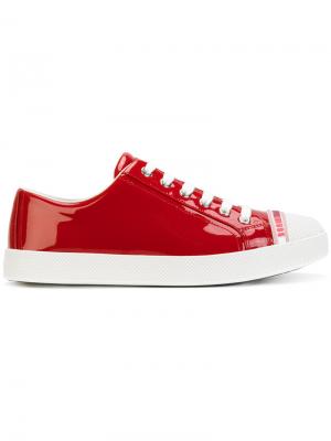 Кроссовки на шнуровке Prada. Цвет: красный