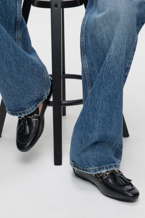 Туфли-лоферы кожаные низкие с пряжкой и кисточками befree. Цвет: черный