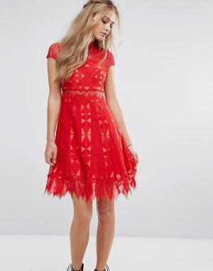 Кружевное короткое приталенное платье с полупрозрачной вставкой на тал Foxiedox. Цвет: красный