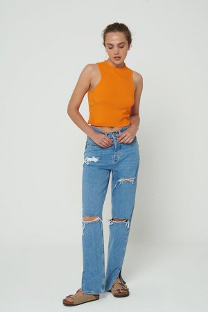 Голубые джинсы прямого кроя с завышенной талией и манжетами прорезями на пуговицах Diana C4517-060 CROSS JEANS