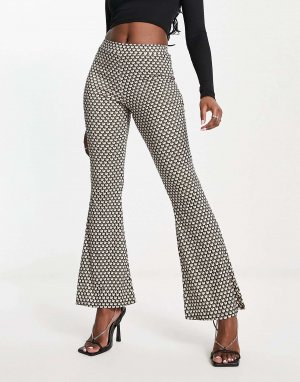 Расклешенные брюки x Billie Faiers с геопринтом In The Style