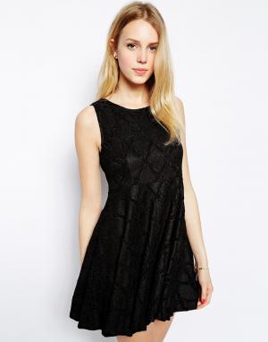 Короткое приталенное платье из кружева с контрастной отделкой Lori Lovestruck. Цвет: черный/черный