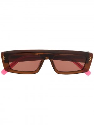 Затемненные солнцезащитные очки в прямоугольной оправе Stella McCartney Eyewear. Цвет: коричневый
