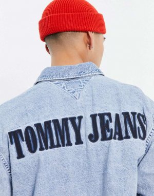 Светлая джинсовая рубашка с флагом и логотипом на спине Tommy Jeans