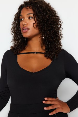 Черная однотонная базовая блузка больших размеров песочного цвета с v-образным вырезом , черный Trendyol