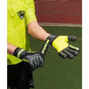 Вратарские перчатки , размер 5/5.5, черный, зеленый MINSA. Цвет: черный/зеленый