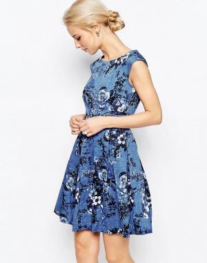 Платье в джинсовом стиле с завязкой сзади и цветочным принтом Closet London. Цвет: синий