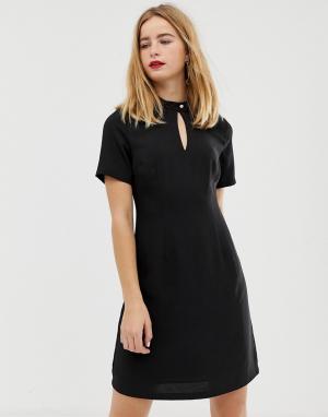 Короткое приталенное платье с высоким воротом на застежке Femme-Черный Selected