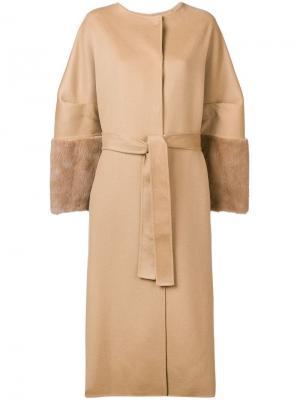 Пальто с меховой отделкой на рукавах Ava Adore. Цвет: нейтральные цвета