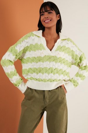 Трикотажный свитер с воротником поло и цветными блоками 63622409 Lela, бежево-зеленый LELA