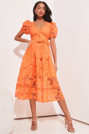 Премиальное кружевное платье миди с короткими рукавами V-образным вырезом и поясом , оранжевый Lipsy