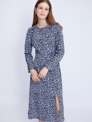 Приталенное платье длины миди с леопардовым принтом и разрезом на подоле zolla. Цвет: голубой