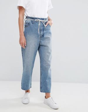 Укороченные джинсы с завышенной талией, широкими штанинами и завязкой Cheap Monday. Цвет: синий