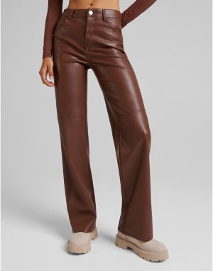 Коричневые прямые брюки из искусственной кожи -Коричневый цвет Bershka
