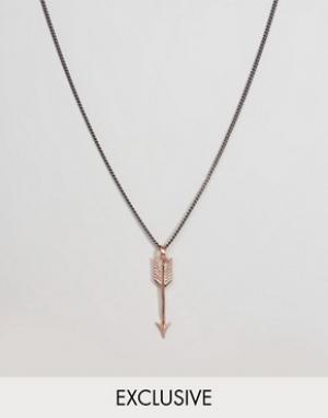 Ожерелье с подвеской-стрелой цвета розового золота эксклю Simon Carter. Цвет: золотой