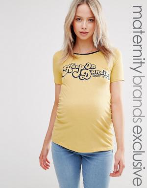 Футболка для беременных с надписью Keep On Dancing Bluebelle Maternity. Цвет: желтый