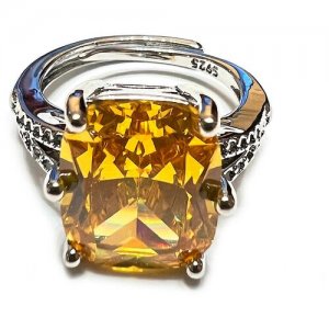 Перстень с янтарно-медовым фианитом и стразами Kaitin. Цвет: серебристый/желтый