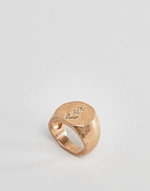 Золотистое кольцо-печатка с гравировкой DesignB London. Цвет: золотой